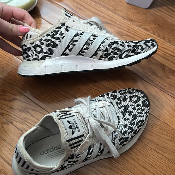 Super cute adidas shoes.6.5 - Picture 9 of 9